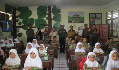 Dukung Kesehatan Anak, Kodim 0301/Pbr Bagikan Makanan Bergizi di SDN 82