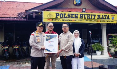 Bawaslu Pekanbaru Serahkan Piagam Penghargaan Atas Kinerja Polresta Sukseskan Pilkada Serentak Tahun 2024