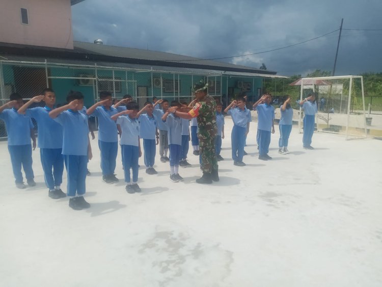 Tumbuhkan Semangat Kebangsaan, Babinsa Latih PBB Siswa di Hari Pertama Sekolah