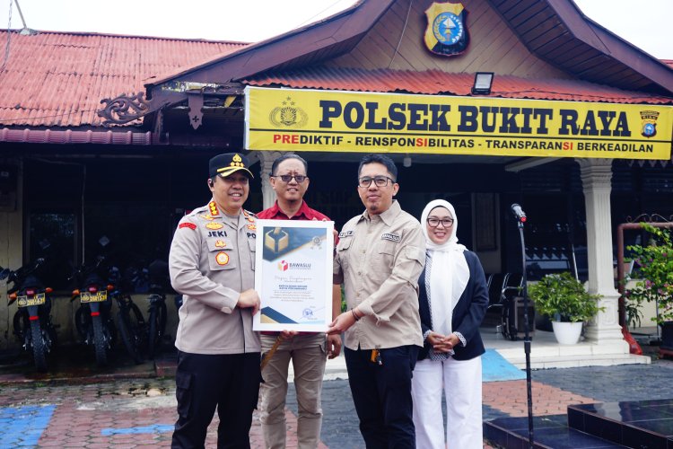 Bawaslu Pekanbaru Serahkan Piagam Penghargaan Atas Kinerja Polresta Sukseskan Pilkada Serentak Tahun 2024