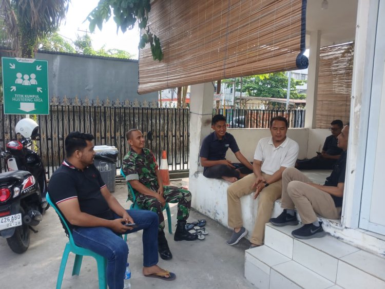 Babinsa Kodim 0301/Pbr Lakukan Komsos bersama Security guna Tingkatkan Sinergitas