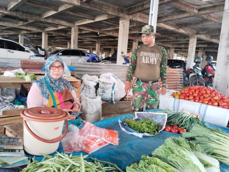 Babinsa Serda Andri PR, Hadir dengan Senyum di Tengah Pasar Wonorejo