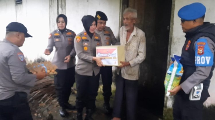 Polsek Bangkinang Kota Berbagi di Hari Bhayangkara ke-79: Bantuan Sembako untuk Warga Kurang Mampu   