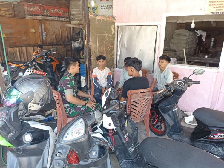 Melalui Komsos,Babinsa Kodim 0301/Pbr Ajak Generasi Muda Jauhi Narkoba dan Pergaulan Bebas