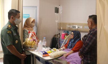 Kebersamaan Kodim 0301/Pekanbaru: Dandim dan Ketua Persit Beri Dukungan Moril Kepada Keluarga Prajurit