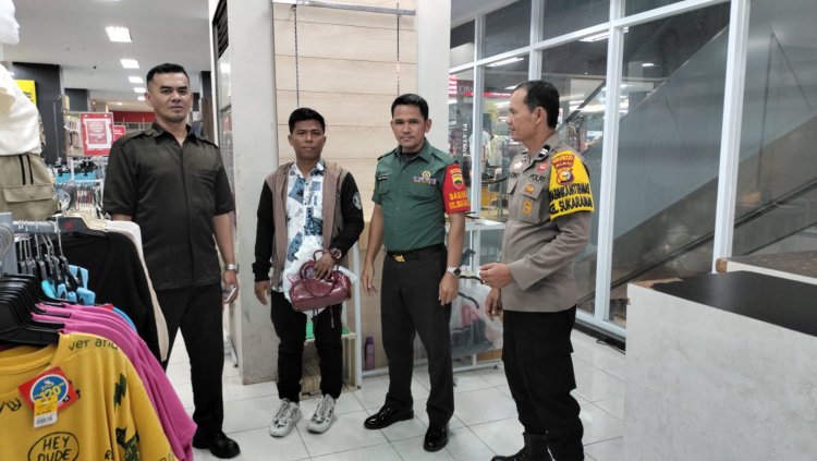 Babinsa Kodim 0301/Pbr Bersama Bhabinkamtibmas Patroli dan Imbau Masyarakat di Pusat Perbelanjaan STC