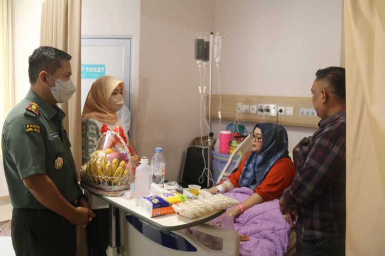 Kebersamaan Kodim 0301/Pekanbaru: Dandim dan Ketua Persit Beri Dukungan Moril Kepada Keluarga Prajurit