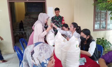 Babinsa Kodim 0301/Pbr Dampingi Penyaluran Beras Bulog Pada Warga Binaan