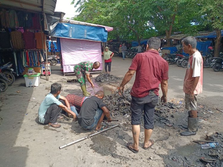Babinsa Kodim 0301/ Pbr Bersihkan Drainase Bersama Warga Binaan