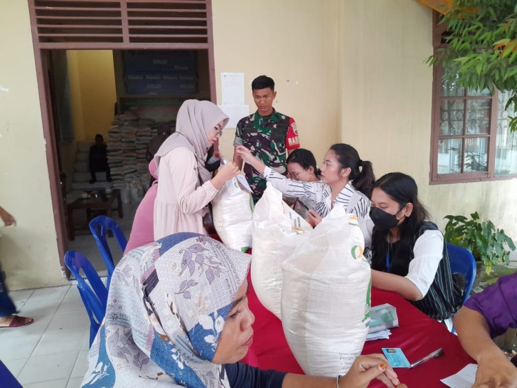 Babinsa Kodim 0301/Pbr Dampingi Penyaluran Beras Bulog Pada Warga Binaan