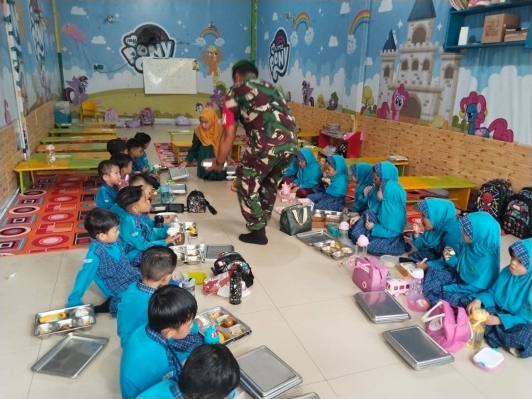 Jaga Gizi Anak Indonesia,Kodim 0301/Pbr Bagikan 150 MBG Pada Murid TK