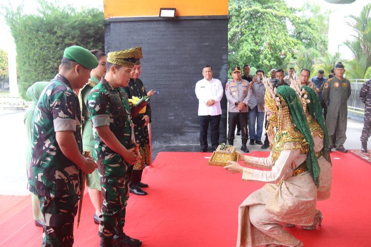 Dandim 0301/Pbr Hadiri Tradisi Penyambutan Pangdam XIX/Tuanku Tambusai