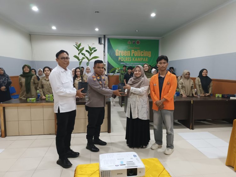 Polri dan Mahasiswa Bersatu Jaga Bumi, Polres Kampar Gaungkan Green Policing di Polkam, Tanam Mangga dan Jambu Bersama!