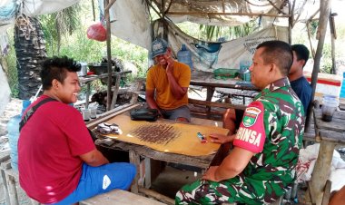 TNI Hadir di Tengah Warga: Babinsa Kodim 0301/Pbr Lakukan Komsos dalam Suasana Santai