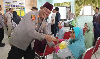 "Kapolsek Kampar Bagikan Berkah Jumat, Sentuh Warga Kampung Panjang, Kapolsek: Hidup Singkat, Berbuat Kebaikan lah"!'!"