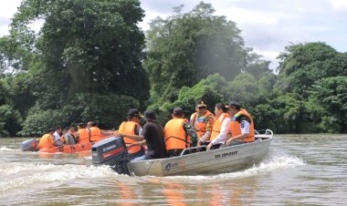 Kapolres Kampar Patroli'l Sungai Kampar, Siaga Banjir, PastikannKeamanan Warga, Kapolres: Prioritaskan Keselamatan!"