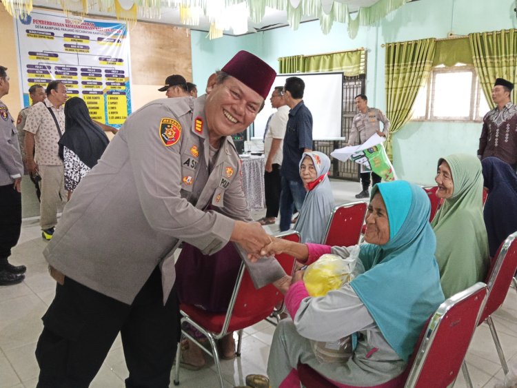 "Kapolsek Kampar Bagikan Berkah Jumat, Sentuh Warga Kampung Panjang, Kapolsek: Hidup Singkat, Berbuat Kebaikan lah"!'!"