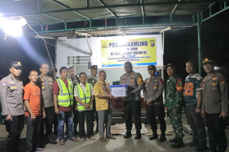 "Polres Kampar Perkuat Siskamling, Kapolres Turun Langsung ke Pos Kamling, Kapolres: Keamanan Lingkungan Prioritas'!"