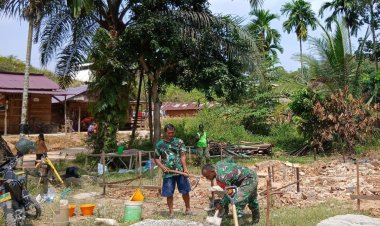 Babinsa Kodim Manunggal Dengan Rakyat Bangun Rumah Warga Binaan