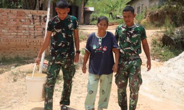 Keakraban Satgas TMMD ke-127 Kodim 0301/Pekanbaru dengan Ibu Sarianis di Tengah Terik Matahari