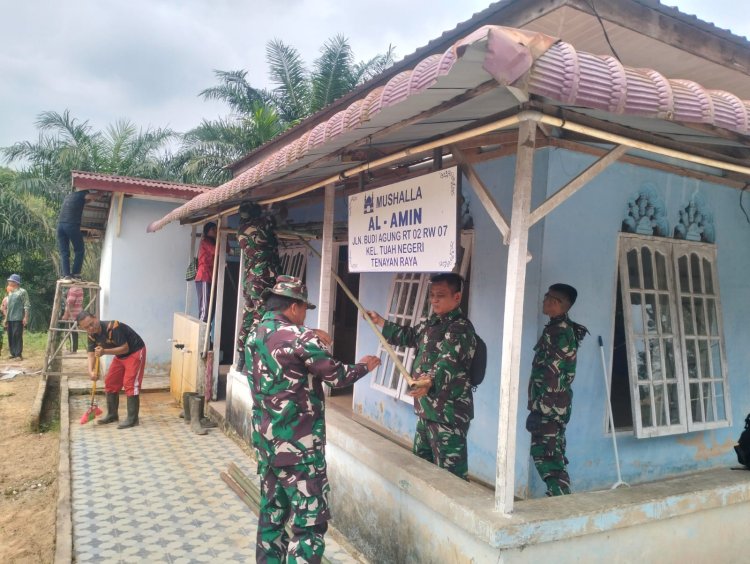 Kemanunggalan TNI-Rakyat Terlihat Saat Mushola Al-Amin Dicat Bersama