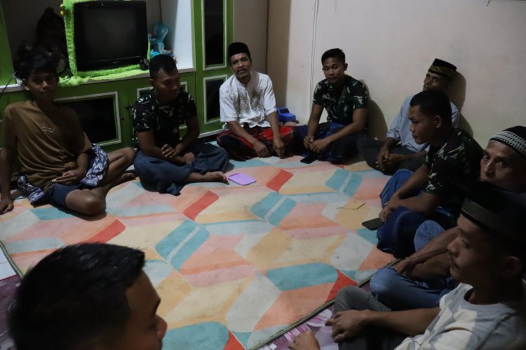 Hangatnya Silaturahmi Satgas TMMD dan Warga Tenayan Raya di Malam Ramadhan