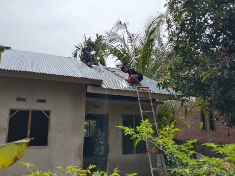 Satgas Pasang Perabung Atap RTLH, Senyum Ibu Sarianis Mulai Mengembang
