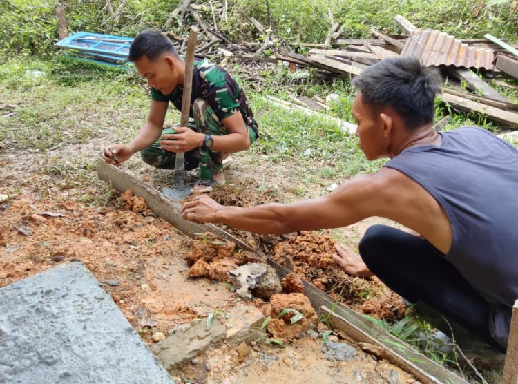 Gotong Royong Hangat Satgas TMMD, Teras Rumah Warga Mulai Terpasang