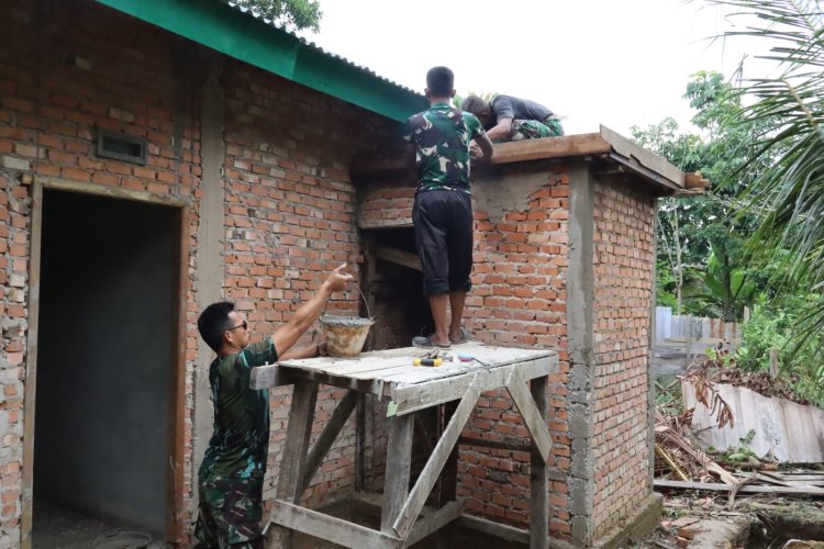 Satgas TMMD ke-127 Kodim 0301/Pekanbaru Tetap Produktif Bangun RTLH Warga Meski Berpuasa