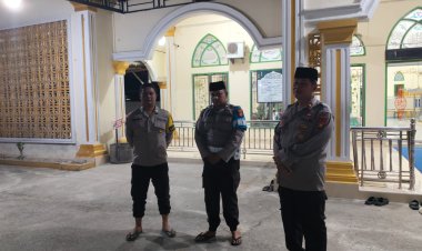 Jalin Kedekatan dengan Masyarakat, Polsek Kampar Gelar Tarawih Keliling di Masjid Al Amir Penyasawan