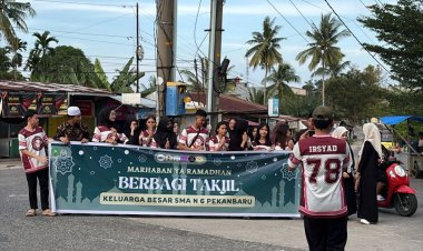 Tumbuhkan Sikap peduli Pada Sesama,Siswa SMAN 6 Pekanbaru Berbagi Takjil dan santuni Anak Yatim
