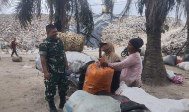 Babinsa Kodim 0301/Pbr Bangun Kedekatan Dengan Masyarakat Melalui Komsos Dengan Pengepul Sampah