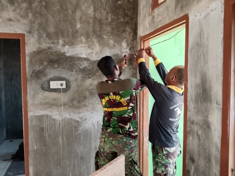 Langkah Kecil Penuh Arti: Satgas TMMD Pasang Instalasi Listrik di RTLH Almarhum Yudarfis