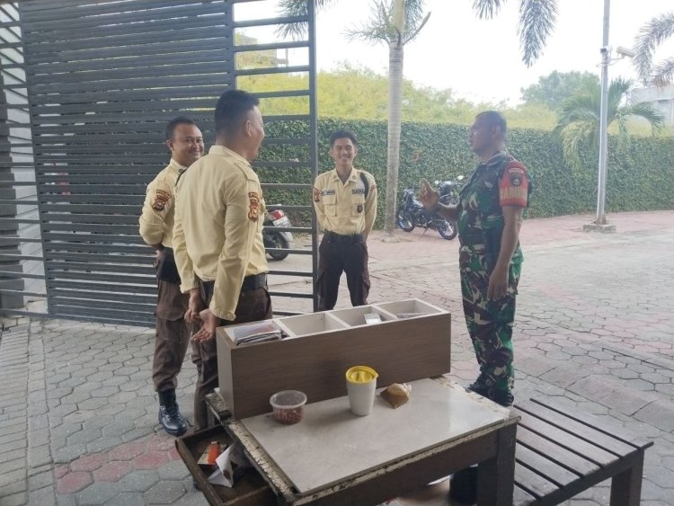 Lewat Komsos, Babinsa Bangun Kedekatan dengan Petugas Keamanan