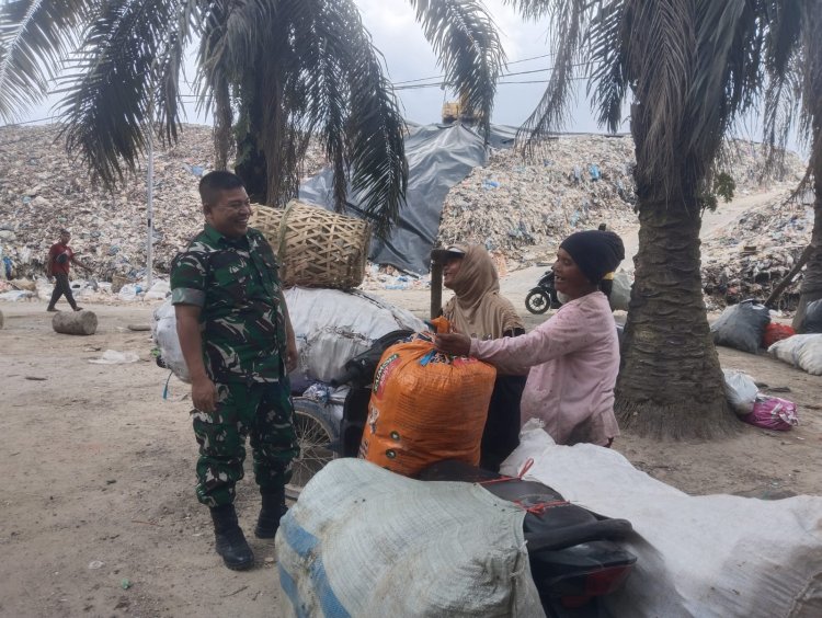 Babinsa Kodim 0301/Pbr Bangun Kedekatan Dengan Masyarakat Melalui Komsos Dengan Pengepul Sampah