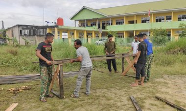 Personel Kodim 0301/Pekanbaru Bersama Warga Laksanakan Pembuatan Boplang Jembatan