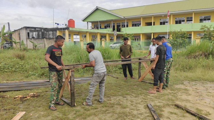 Personel Kodim 0301/Pekanbaru Bersama Warga Laksanakan Pembuatan Boplang Jembatan
