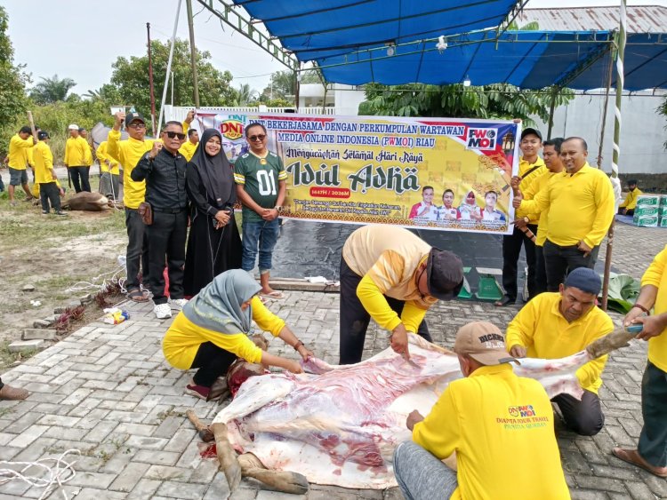 PWMOI Riau dan DNT Tour and Travel Sembelih 4 Ekor Sapi
