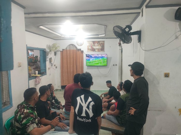 Kebersamaan Tanpa Batas, Babinsa dan Warga Nobar FIFA World Cup 2026 di Tanjung Rhu