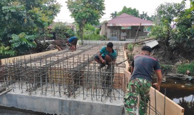 Terik Matahari Tak Halangi Semangat TNI dan Warga Bangun Empat Jembatan Garuda