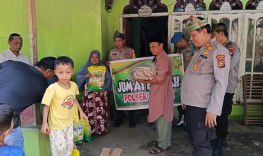 Jumat Barokah Polsek Kampar, Kapolsek Langsung Serahkan Bantuan ke Korban Kebakaran Desa Penyasawan