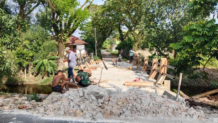 Pemasangan Railing Jadi Penanda Pembangunan Jembatan Garuda Beton Kian Mendekati Tahap Penyelesaian